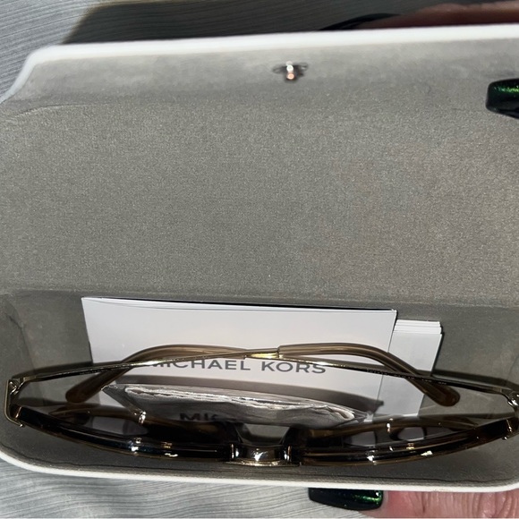 NWOT MICHAEL KORS WOMAN’S ROUND SUNGLASSES WITH CASE - Picture 5 of 9